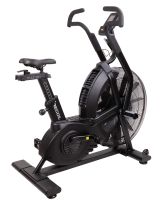 Recoil Airbike X1 från lätt vinkel, synlig fläkt, pedaler och ram