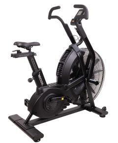 Recoil Airbike X1 från lätt vinkel, synlig fläkt, pedaler och ram