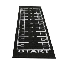 Svart konstgräsmatta med vita siffror och startmarkering, 2x12 meter lång.