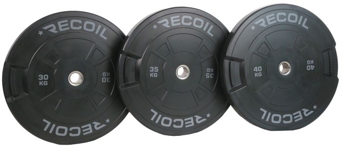 Tre bumpervikter från Recoil i olika storlekar på rad mot vit bakgrund
