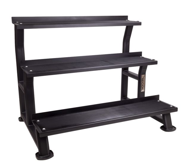 Recoil kettlebellställ i svart stål med tre hyllplan, fotad framifrån med vinkel