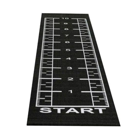 Svart konstgräsmatta med vita siffror och startmarkering, 2x12 meter lång.