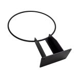 Väggmonterad hållare för pilatesboll från Recoil i svart färg.